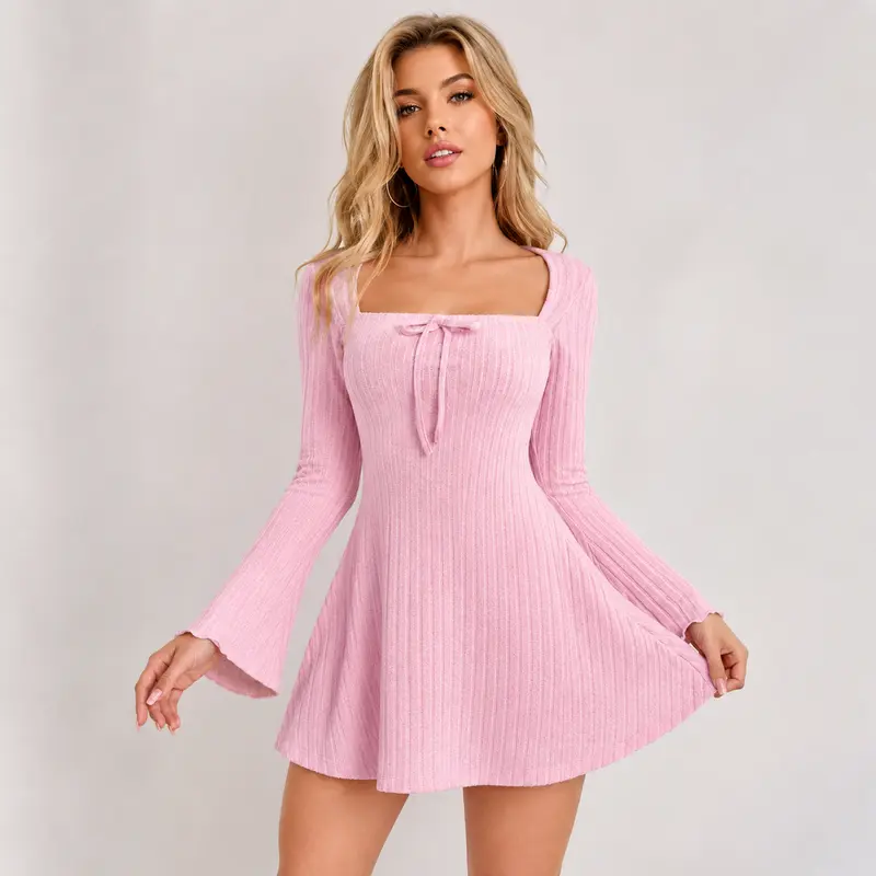 Vestido Corto Ajustado con Escote Cuadrado y Mangas Acampanadas