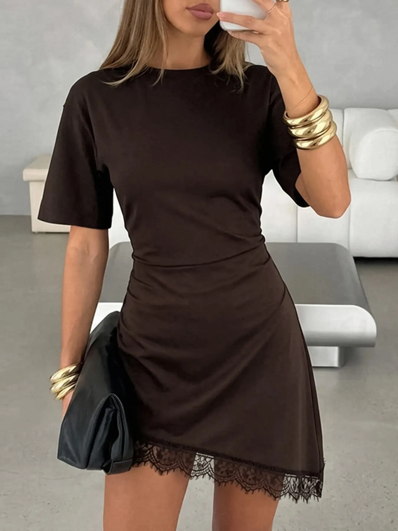 Vestido Corto Casual con Encaje y Corte Asimétrico