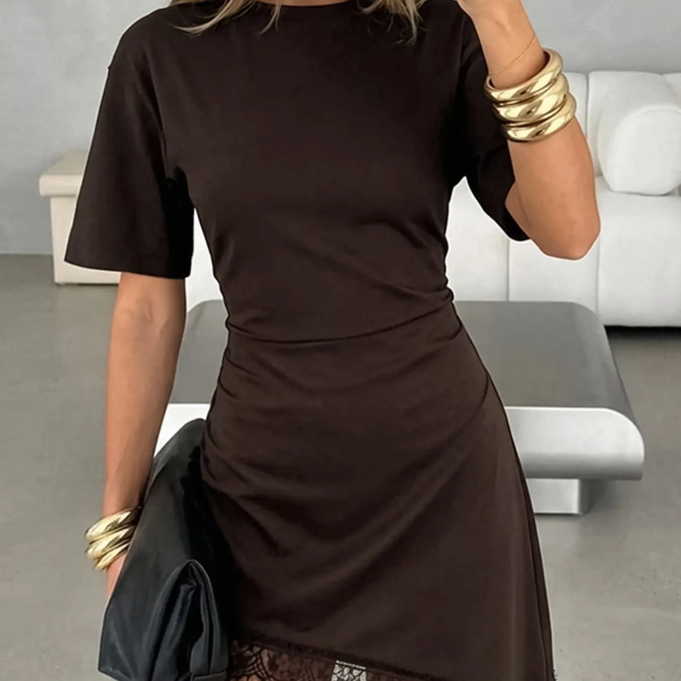 Vestido Corto Casual con Encaje y Corte Asimétrico