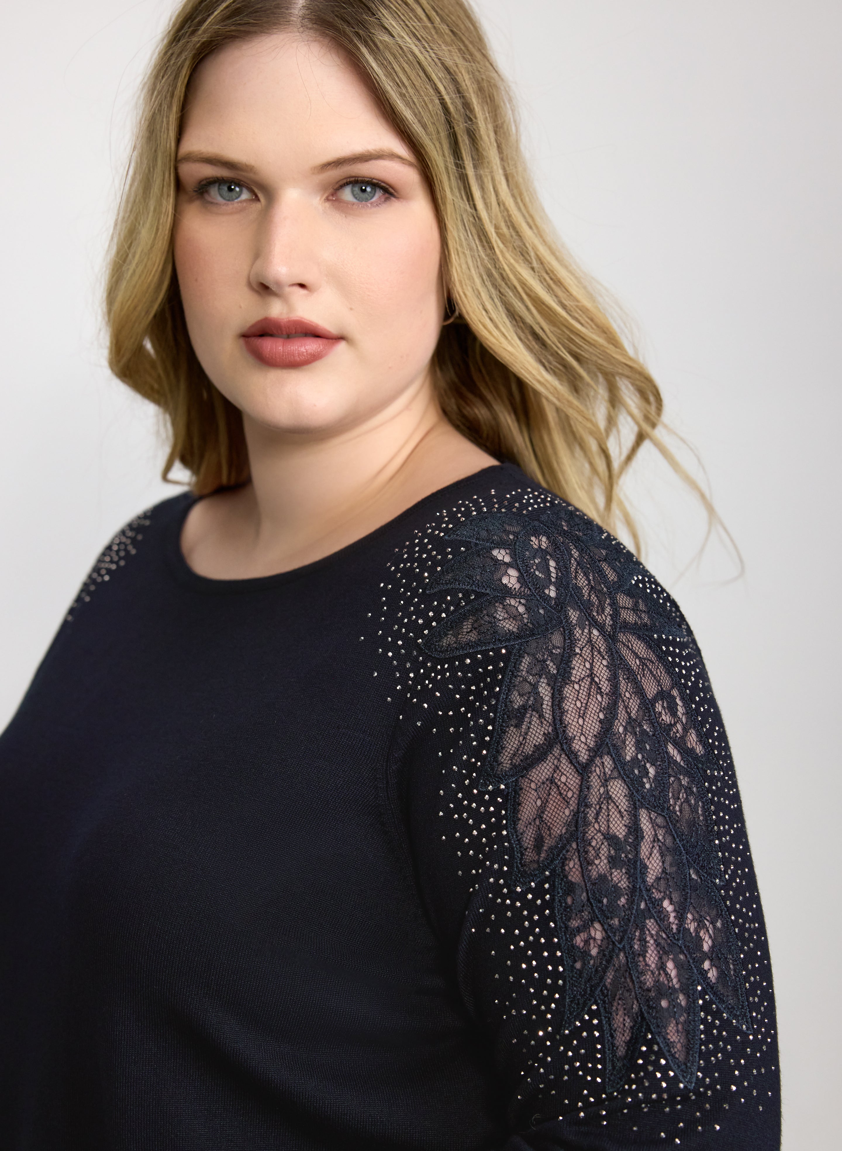 Lace Trim Pullover-Tactilefable