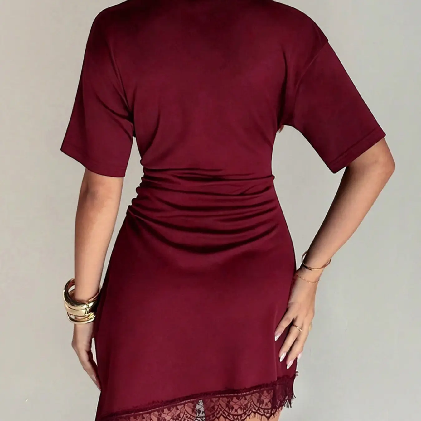 Vestido Corto Casual con Encaje y Corte Asimétrico