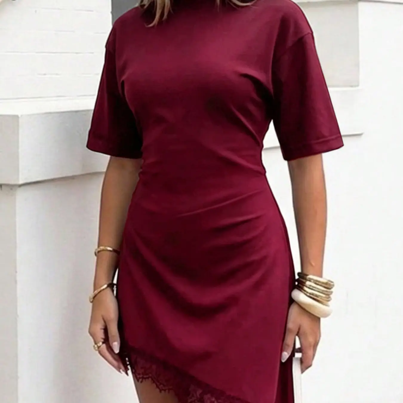 Vestido Corto Casual con Encaje y Corte Asimétrico