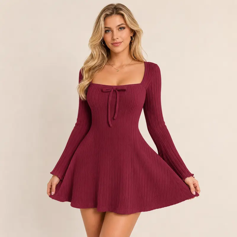 Vestido Corto Ajustado con Escote Cuadrado y Mangas Acampanadas