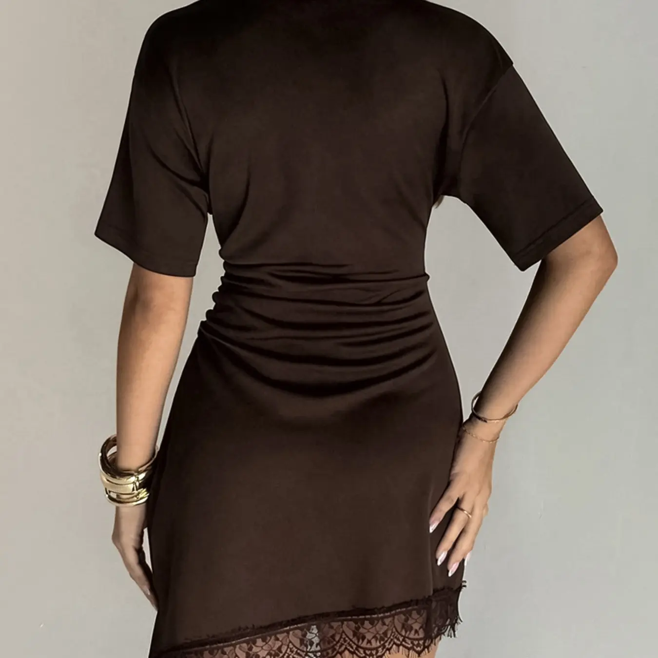 Vestido Corto Casual con Encaje y Corte Asimétrico