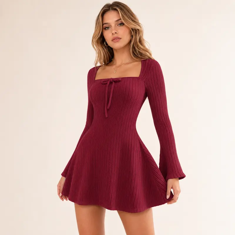 Vestido Corto Ajustado con Escote Cuadrado y Mangas Acampanadas