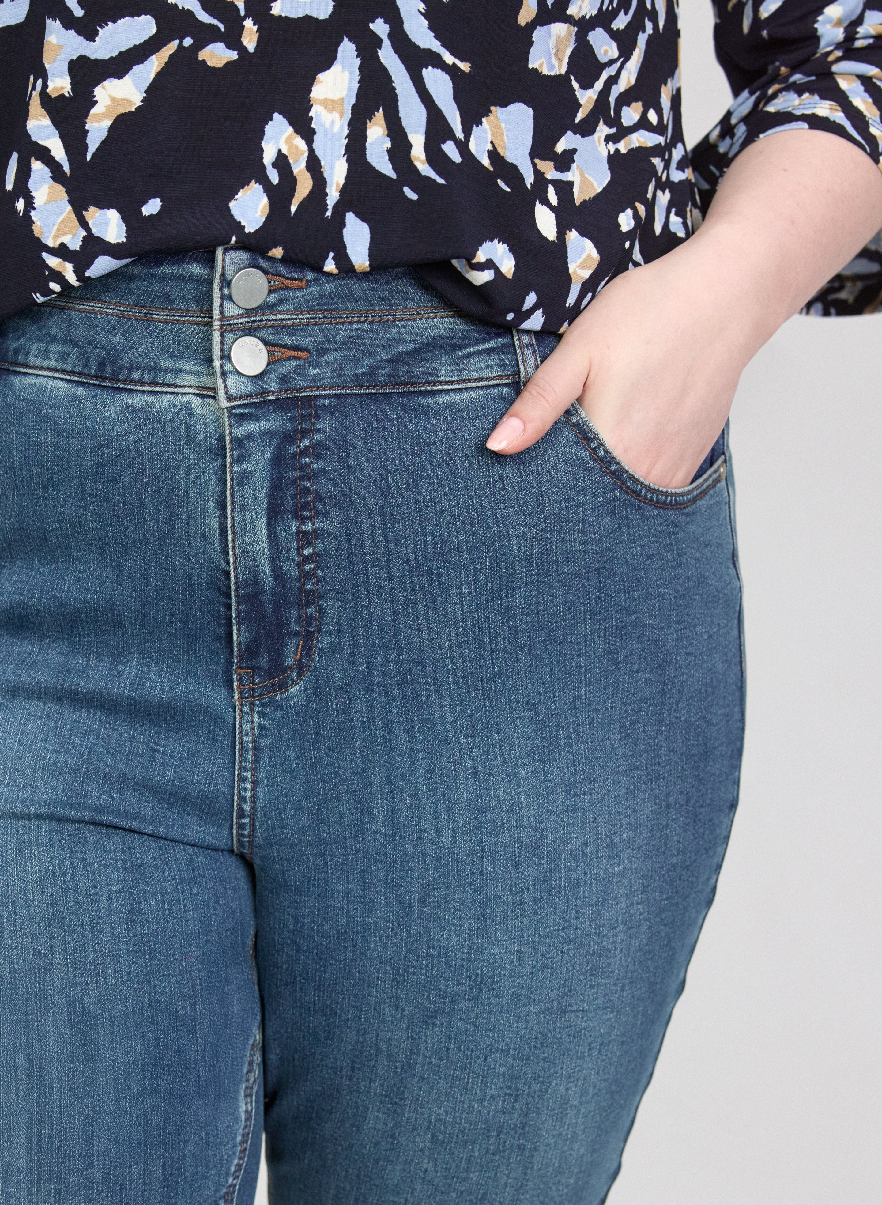 Double-Button Jeans-Tactilefable