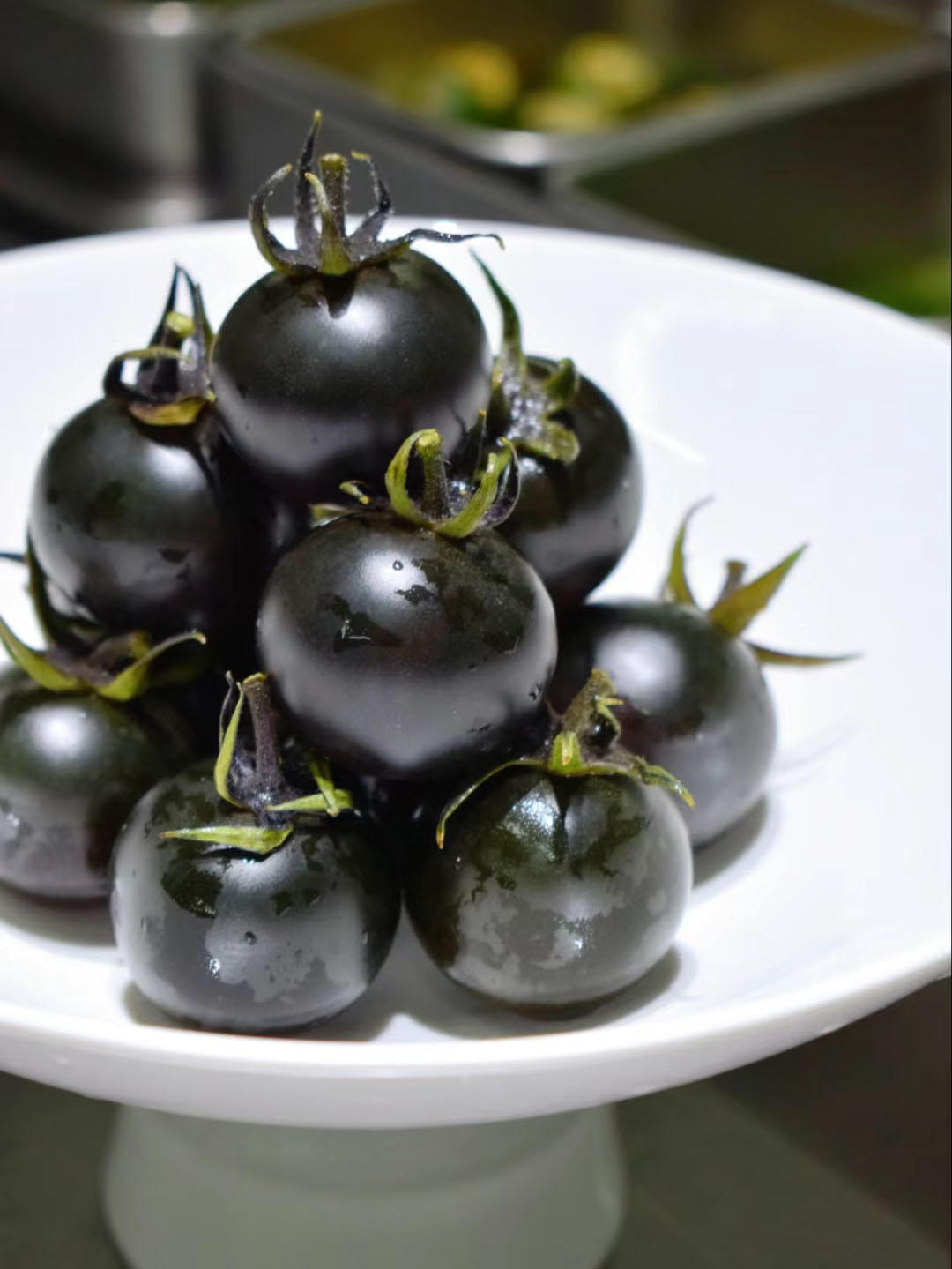 SCHWARZE EDELSTEINTOMATE DER ZUCKERBOMBE