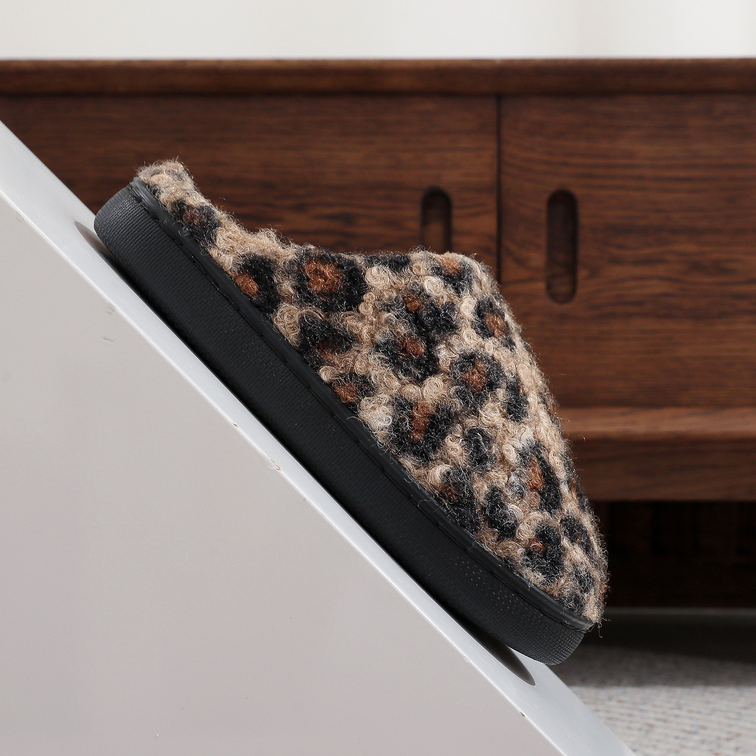 OLYRA Leopard Slipper