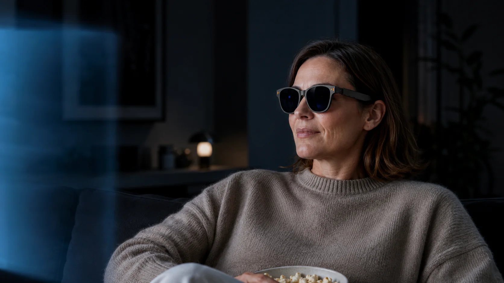 Frau mit XR AR Glasses in einer hochwertigen, modernen Wohnumgebung