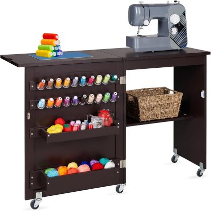 Best Choice Products - Mesa de coser plegable multiusos, estación de manualidades, diseño compacto, ruedas, estantes, almacenamiento, clavijas, puertas magnéticas, pomos de puerta de metal, blanca
