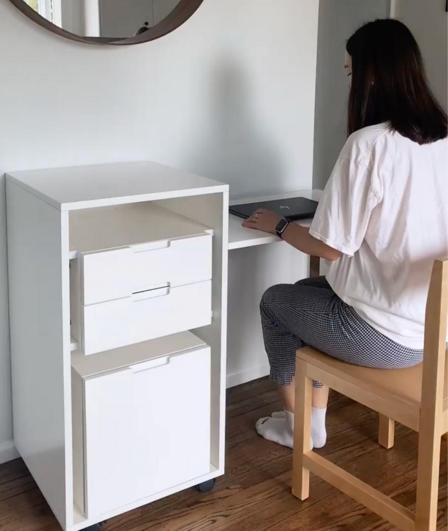 Este gabinete se transforma en un escritorio portátil con una silla oc