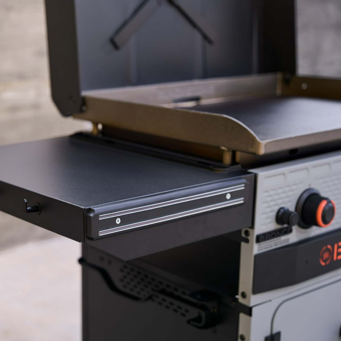 Plancha Omnivore Blackstone Bronco de 3 quemadores XL de 28" con gabinete y estantes laterales dobles