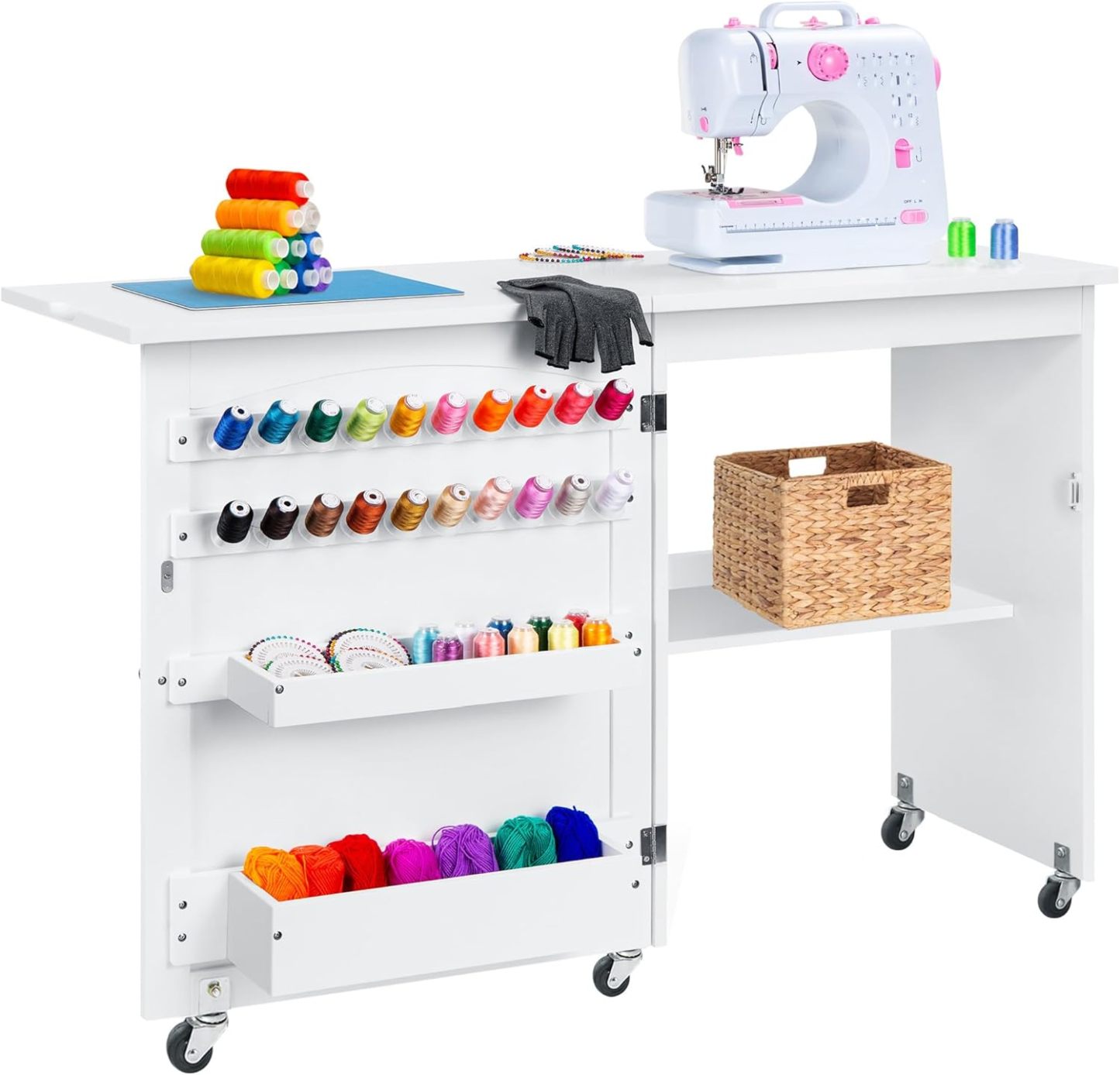 Best Choice Products - Mesa de coser plegable multiusos, estación de manualidades, diseño compacto, ruedas, estantes, almacenamiento, clavijas, puertas magnéticas, pomos de puerta de metal, blanca