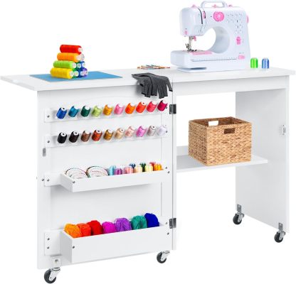 Best Choice Products - Mesa de coser plegable multiusos, estación de manualidades, diseño compacto, ruedas, estantes, almacenamiento, clavijas, puertas magnéticas, pomos de puerta de metal, blanca