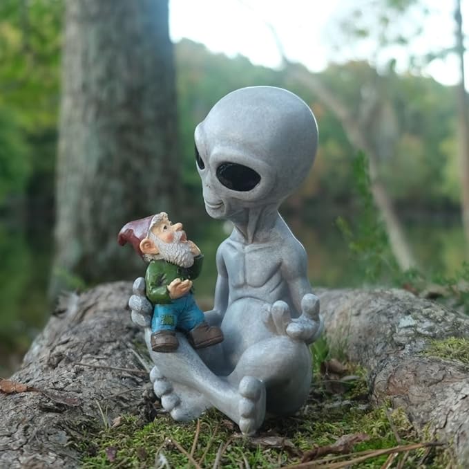 Potiwell Alien Hugging Gnome Garden Decoration Statue, Resin Alien Dwarf Statue, Waterproof Garden Alien and Gnome Statue