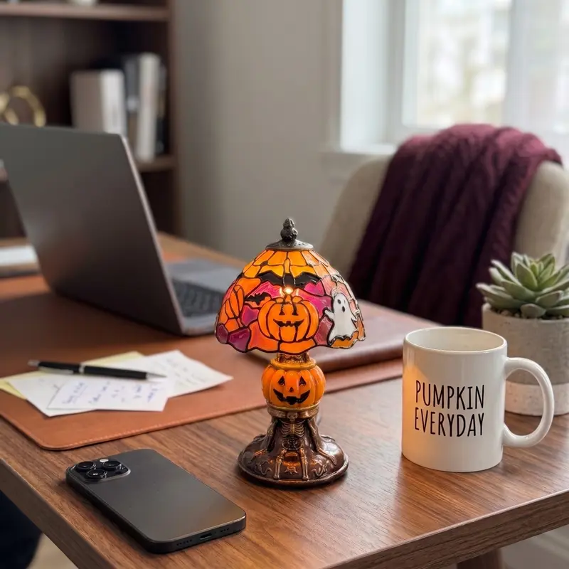 🎃 Vintage-style pumpkin and bat pattern Halloween table lamp🎃