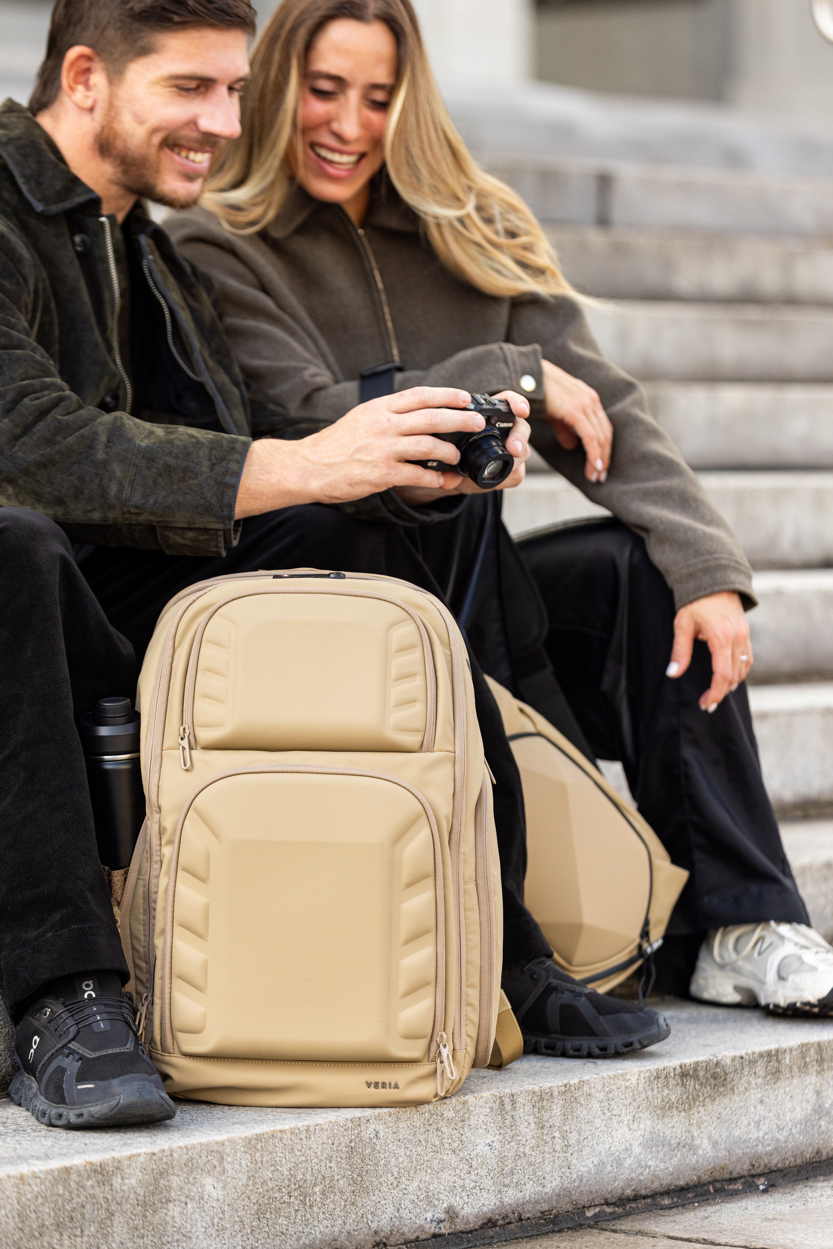 Mochila de Viaje Expandible de 35L con Compartimento para Laptop de 17", Impermeable de TPU, Puerto USB, Cerradura TSA, Apertura Tipo Maleta, Equipaje de Mano para Negocios, Trabajo y Viajes