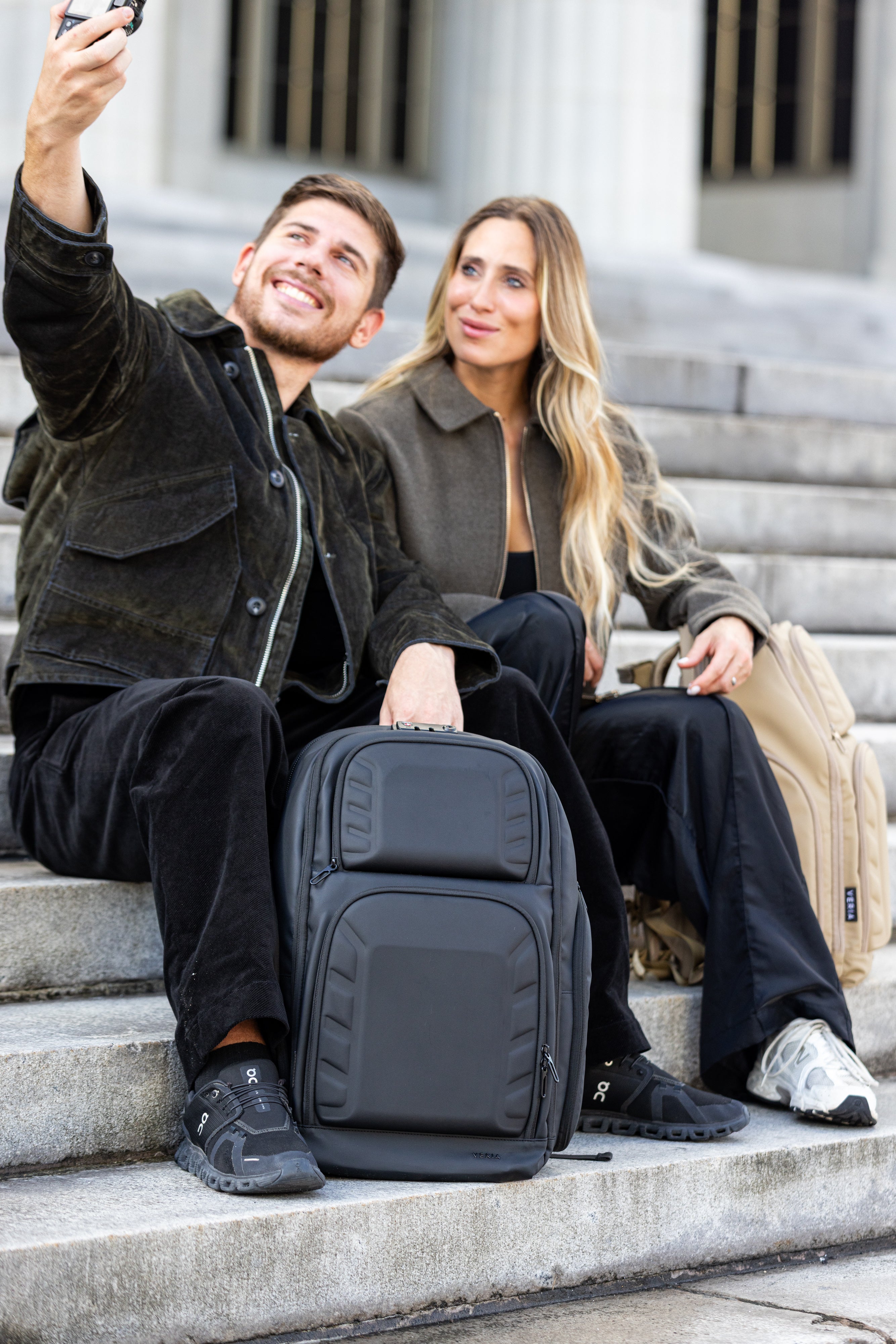 Mochila de Viaje Expandible de 35L con Compartimento para Laptop de 17", Impermeable de TPU, Puerto USB, Cerradura TSA, Apertura Tipo Maleta, Equipaje de Mano para Negocios, Trabajo y Viajes