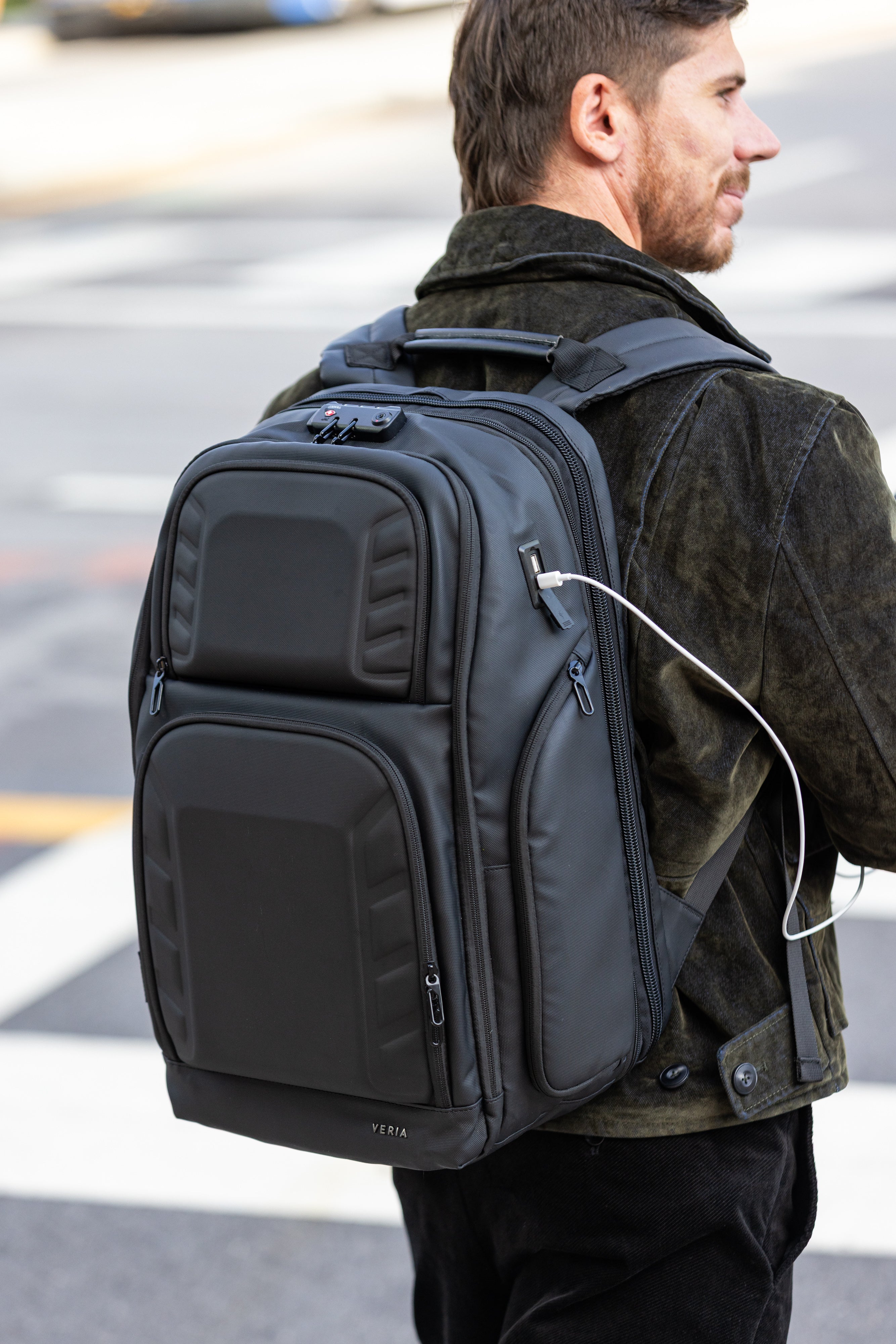 Mochila de Viaje Expandible de 35L con Compartimento para Laptop de 17", Impermeable de TPU, Puerto USB, Cerradura TSA, Apertura Tipo Maleta, Equipaje de Mano para Negocios, Trabajo y Viajes