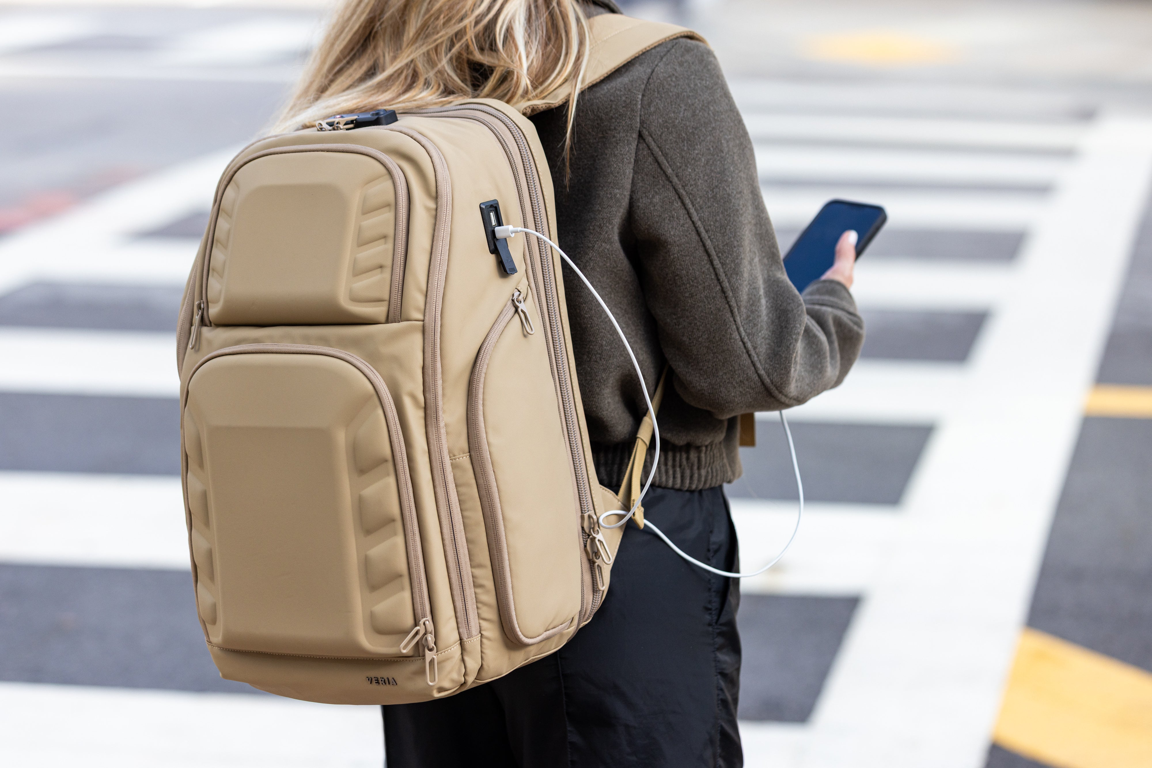 Mochila de Viaje Expandible de 35L con Compartimento para Laptop de 17", Impermeable de TPU, Puerto USB, Cerradura TSA, Apertura Tipo Maleta, Equipaje de Mano para Negocios, Trabajo y Viajes