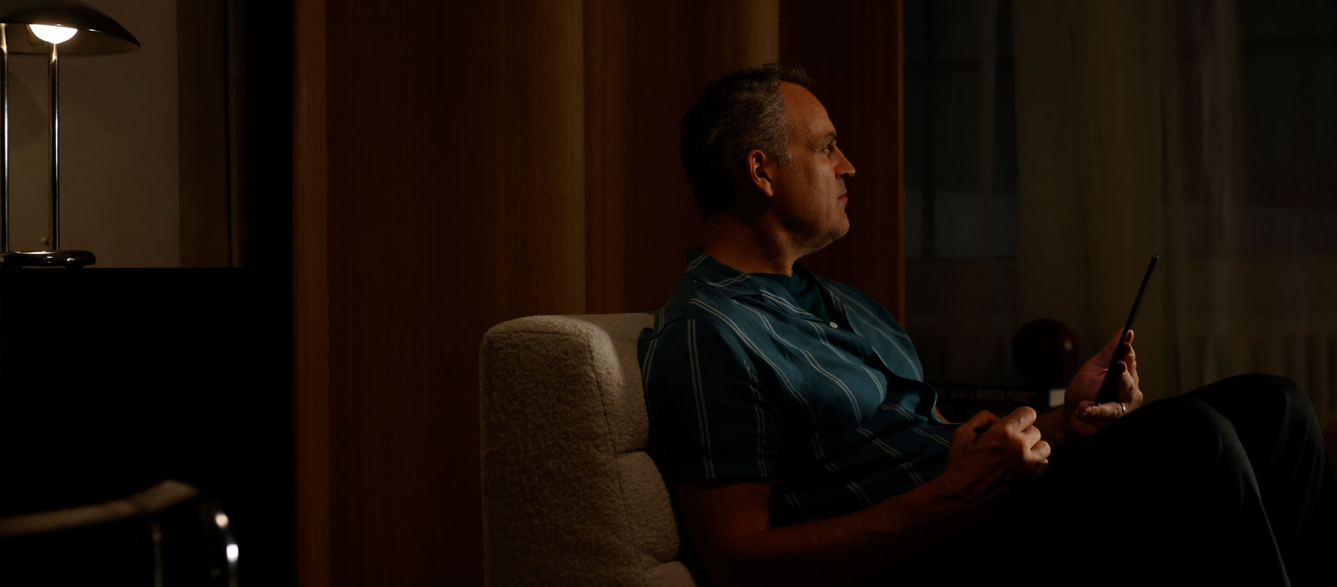 man using AI note taking tablet at home

