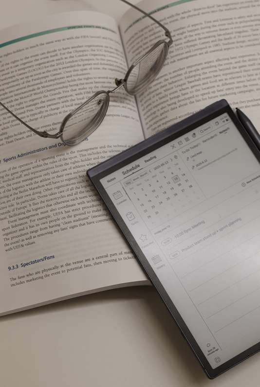 e ink tablet for reading and digital note taking
