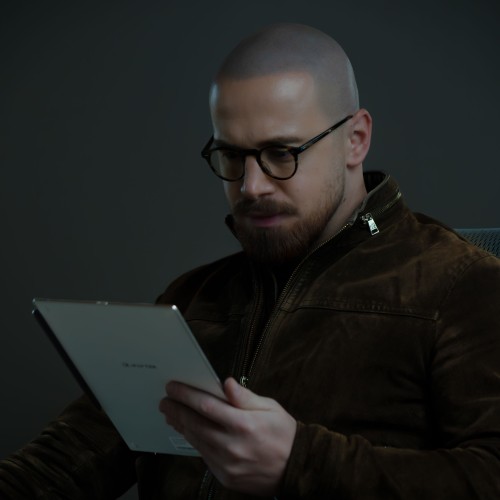 Man reading on iFLYTEK AINOTE Air 2
