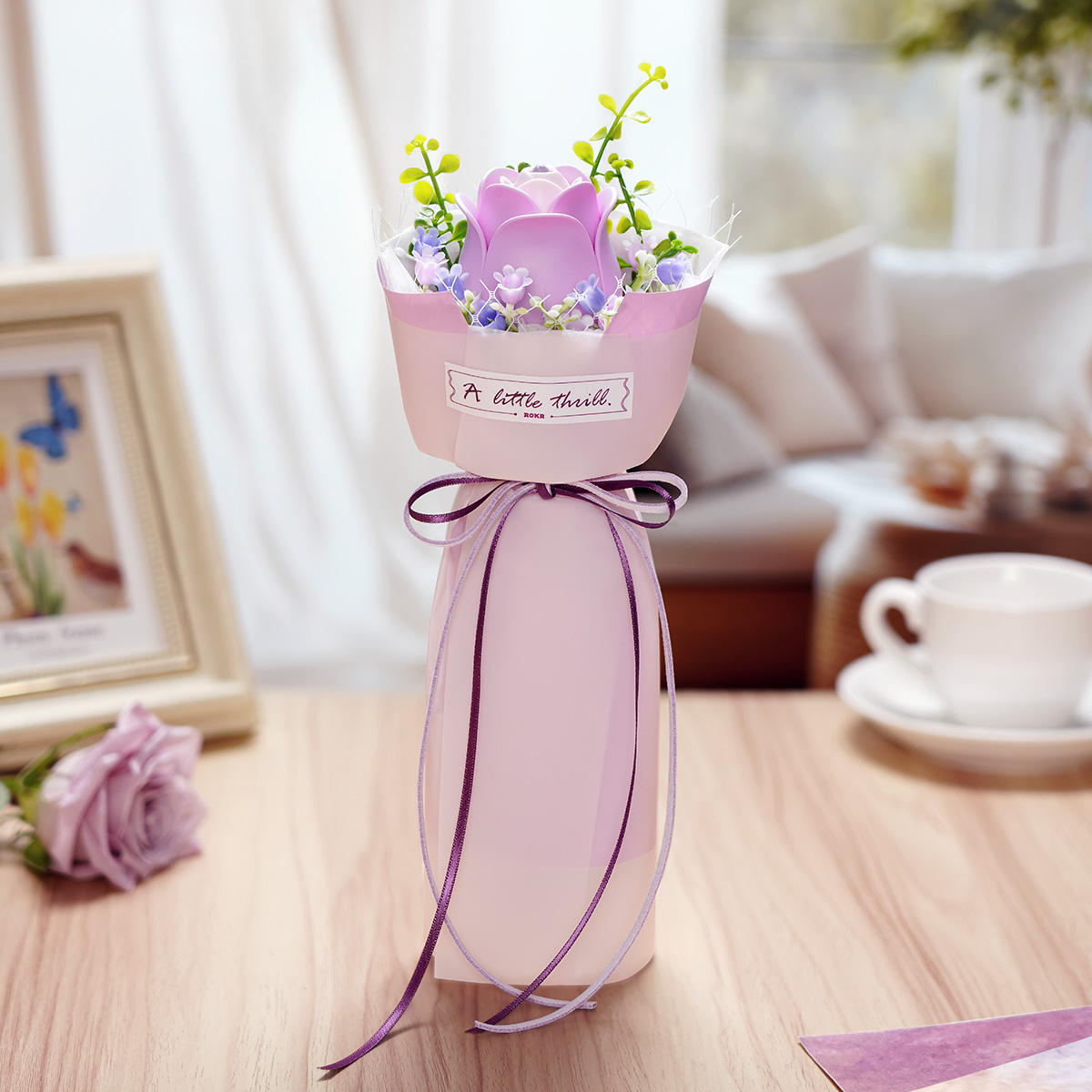 ROKR Violetter Rosenstrauß AF021 in einer rosafarbenen Vase auf einem Tisch