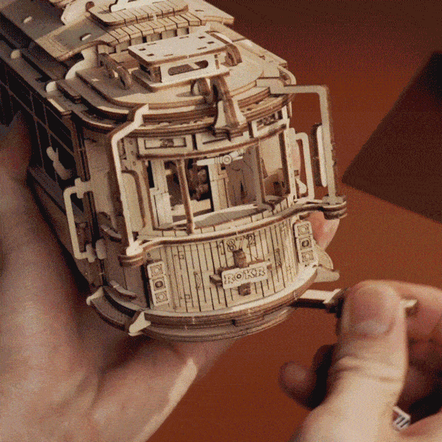 ROKR Classic City Tram LK801 als Holzmodell in einer Hand