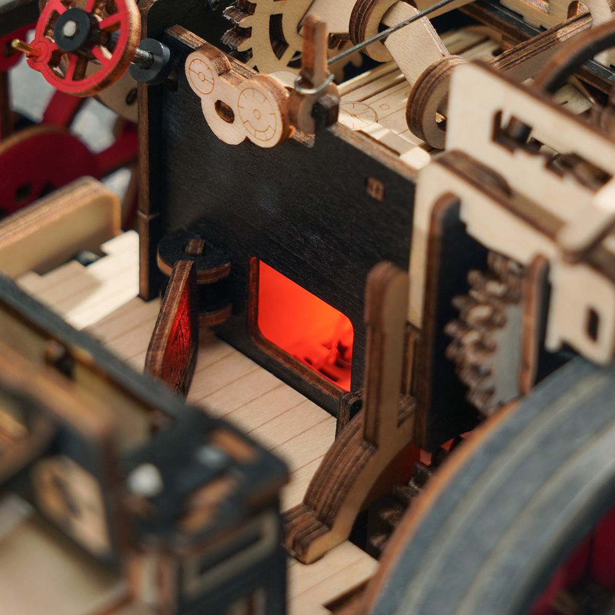 Nahaufnahme der Feuerbüchse im Inneren der ROKR Steam Engine LKA01