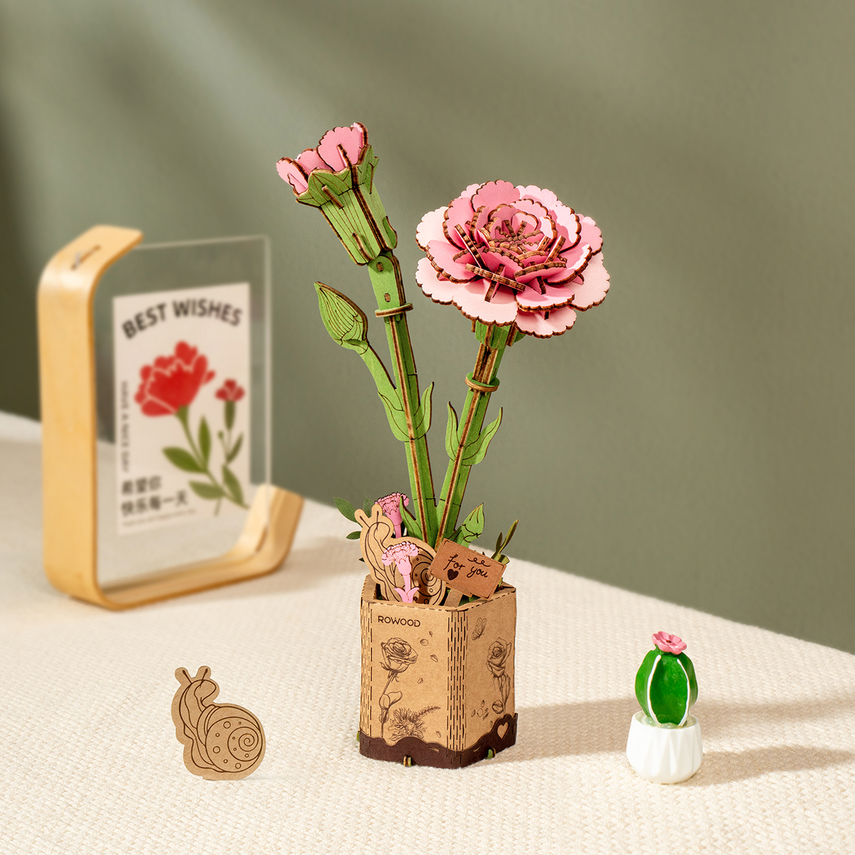 Rosa Rowood Blumenstrauß mit Stielen in einem quadratischen Topf