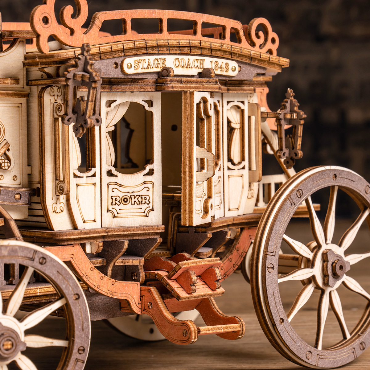 Nahaufnahme von Rad und Kutschenaufbau der ROKR Stagecoach AMKA1