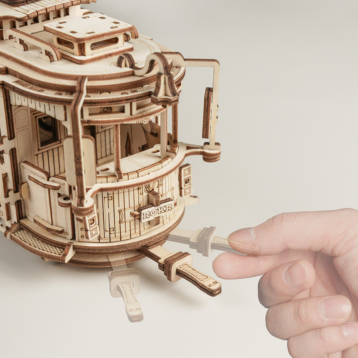 Hand beim Zusammenbau der ROKR Classic City Tram LK801