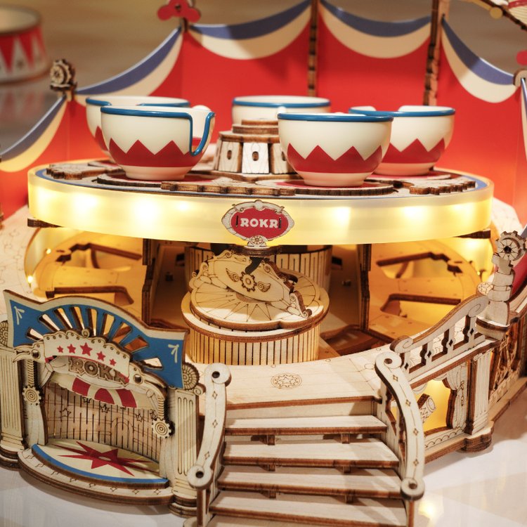 Beleuchteter Sockel der ROKR Tilt-A-Whirl EA04 mit Spiegelflächen