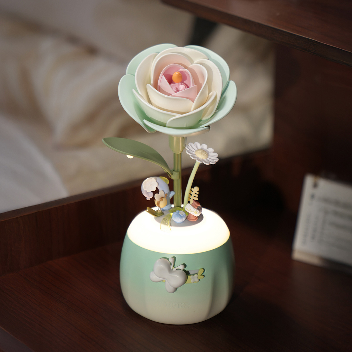 ROKR Minty Camellia Lampe AF02S als Blumen-Nachtlicht auf einem Nachttisch