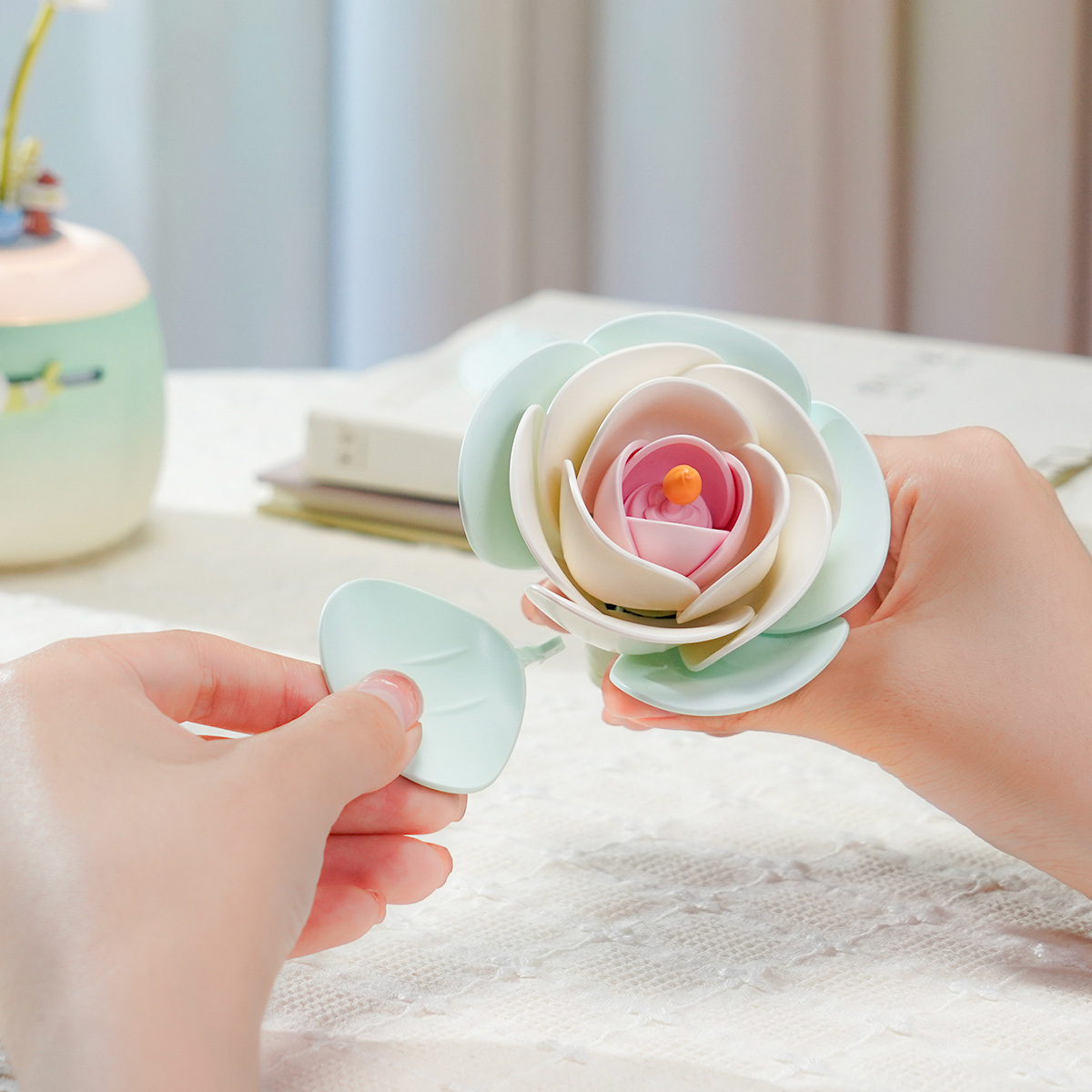 Nahaufnahme beim Aufbau der Blütenblätter der Minty Camellia Lampe