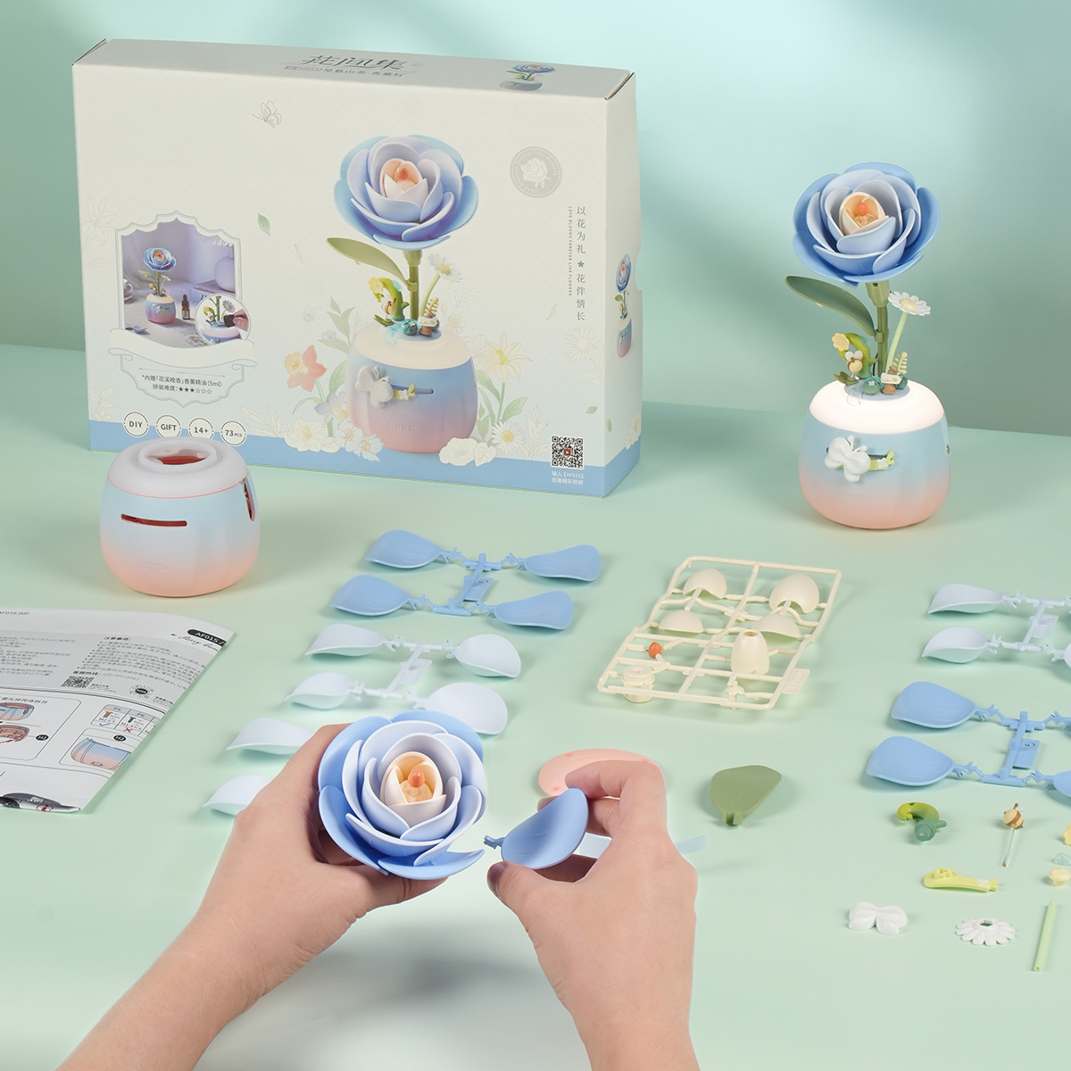 Aufbauszene der Starry Camellia Lampe mit Blütenblättern und Verpackung