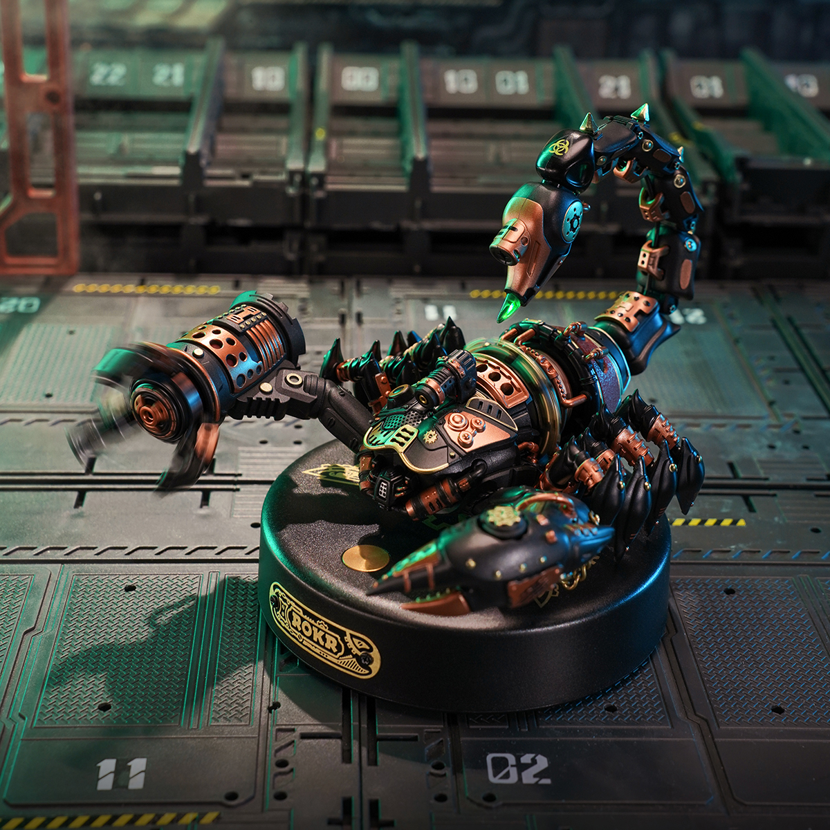 ROKR Emperor Scorpion MI04 in einer dunklen Industrieszene