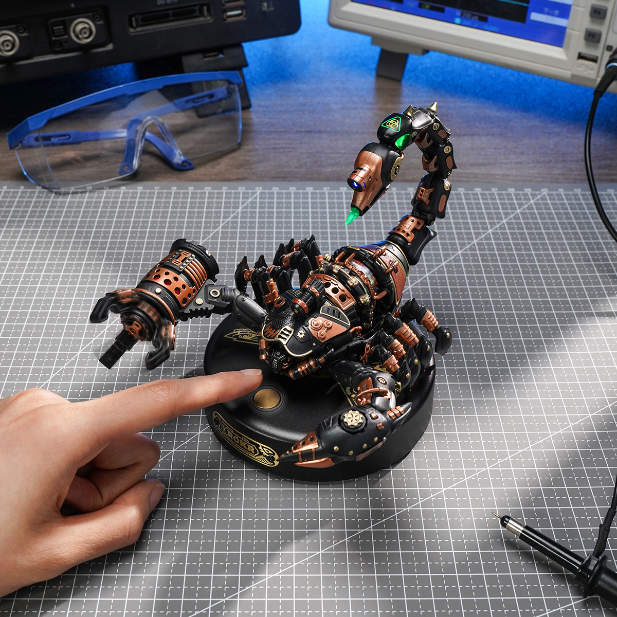 Nahaufnahme des ROKR Emperor Scorpion MI04 auf einer Werkbank