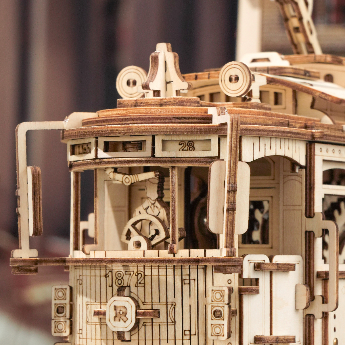 Nahaufnahme des Fahrerstands der ROKR Classic City Tram LK801