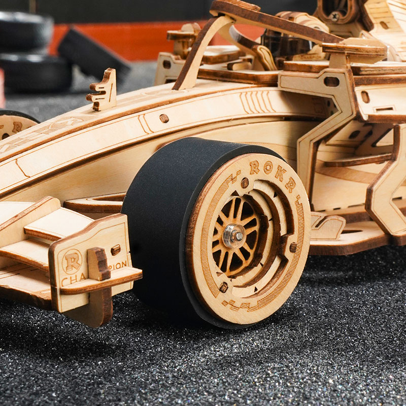 Raceauto LK505 detail van voorwiel en houten carrosserie