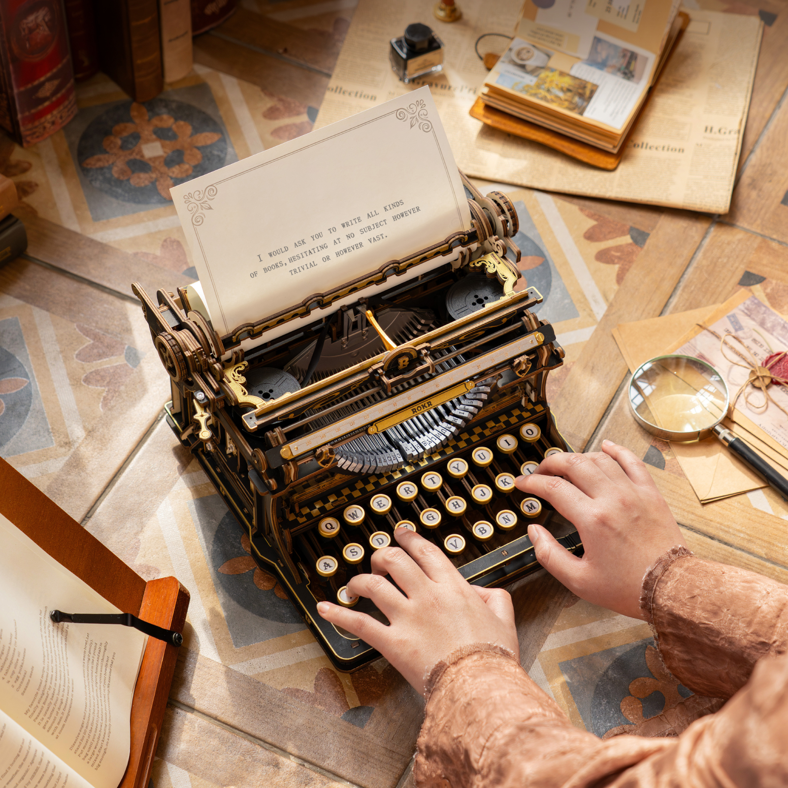 Mechanische typemachine – klassieke versie LK703B typen in een warme bureauscène