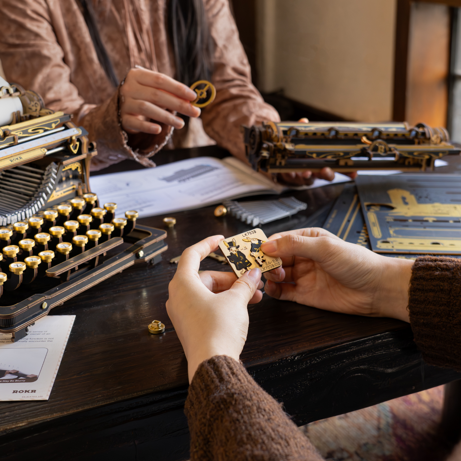 Mechanische typemachine – klassieke versie LK703B bouwscène met handen en onderdelen