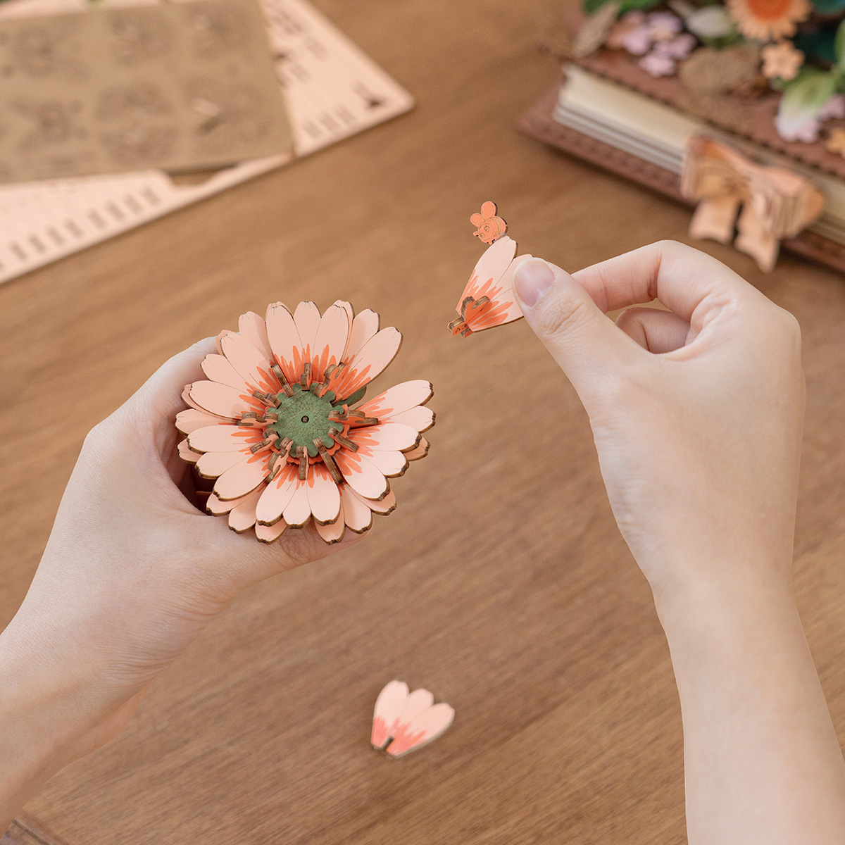 Bloeiend boek TW04H onderdelenplaat met stelen, bloemen en vlinders