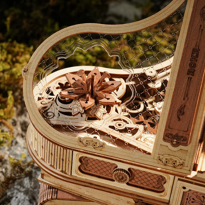 Magische piano AMK81 detail van decoratief deksel en binnenpatroon