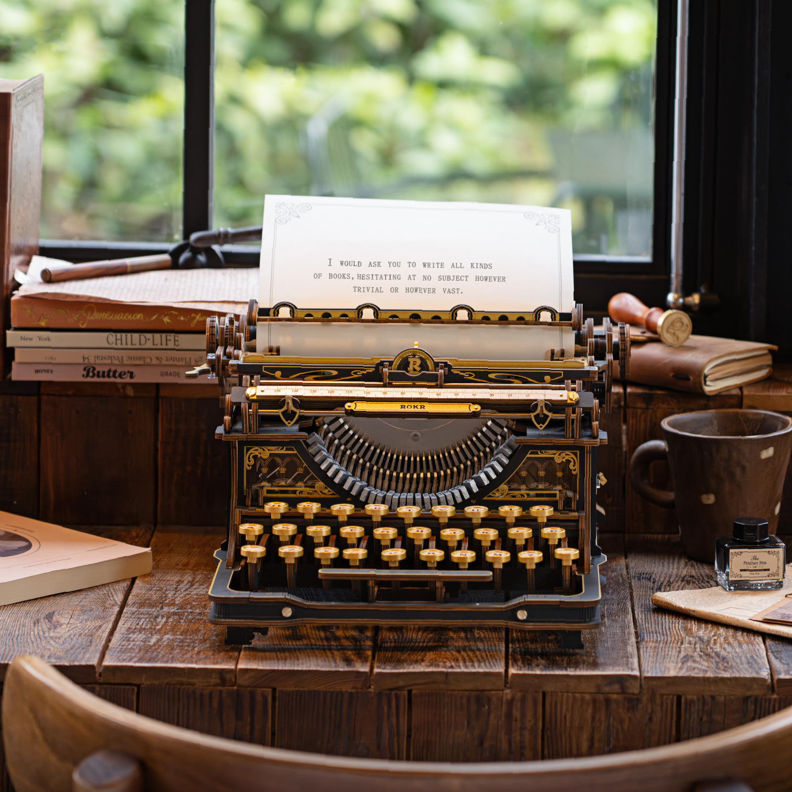 Mechanische typemachine – klassieke versie LK703B vooraanzicht bij een raam