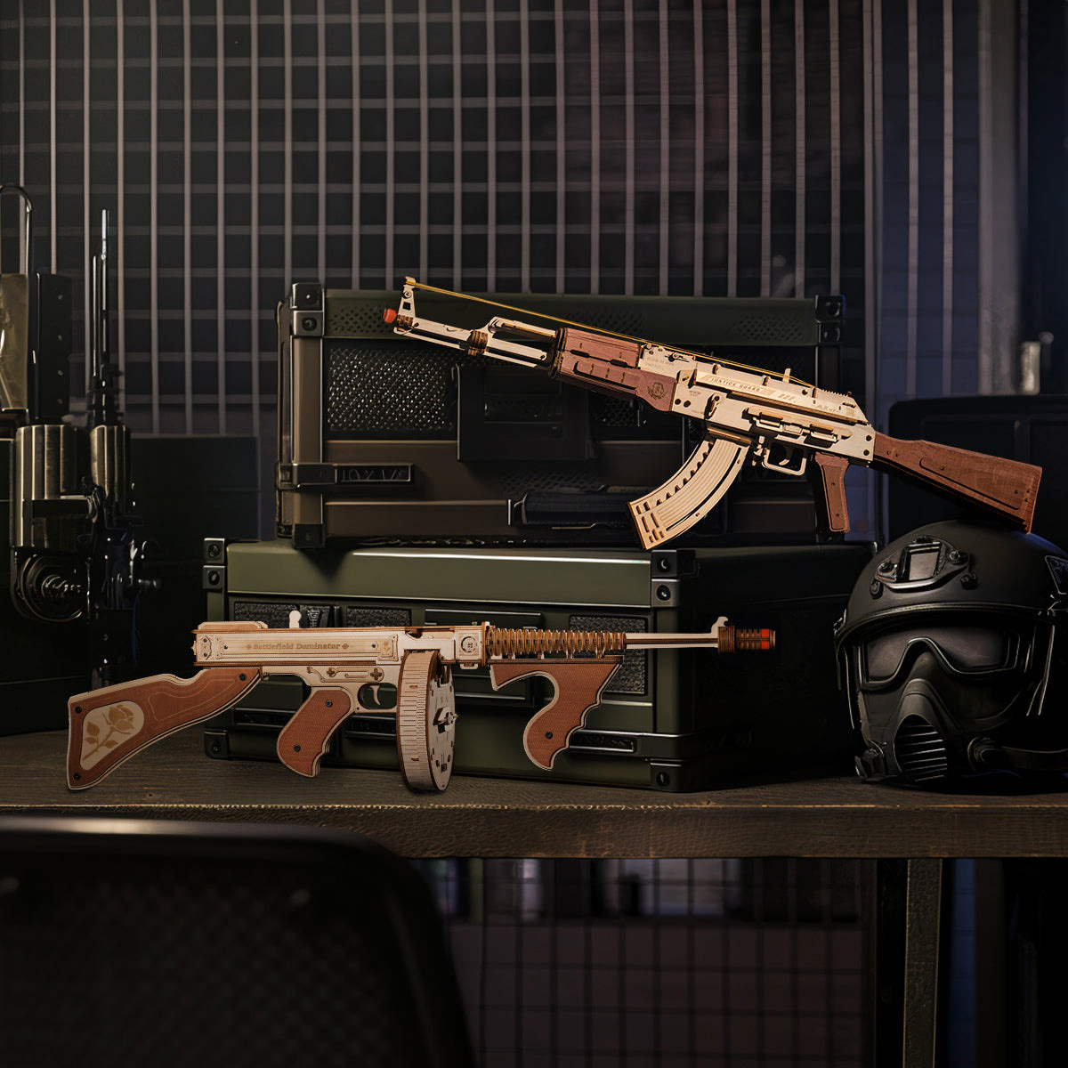 Thompson LQB01 op een plank met helm