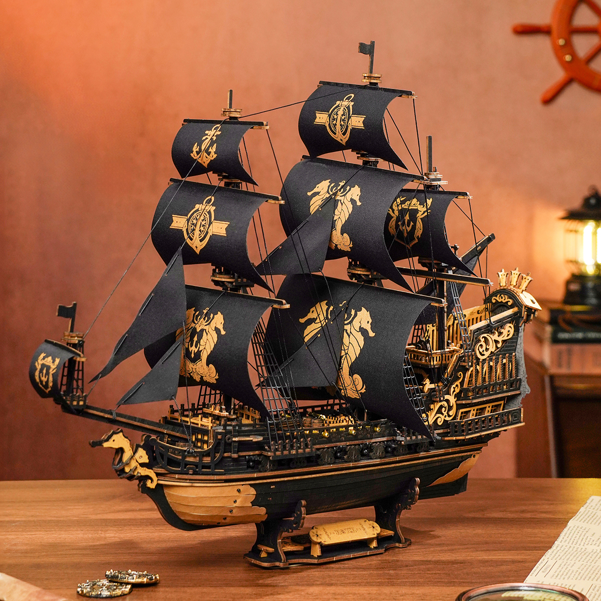 Velero de madera con velas negras y emblemas dorados — MCB02