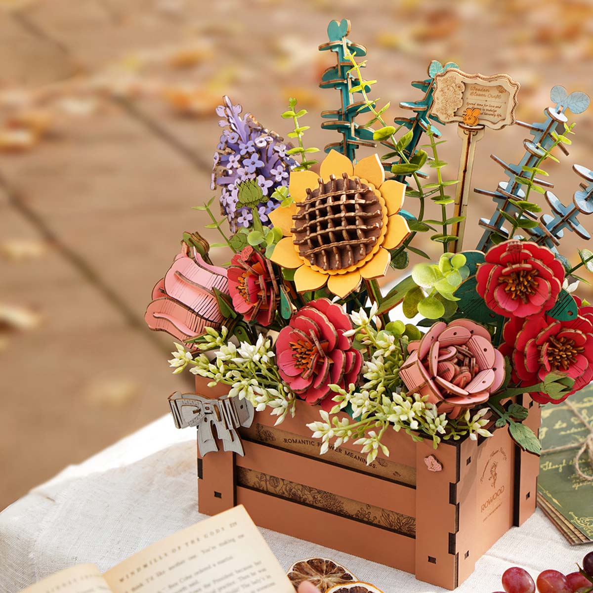 Primer plano del girasol, las rosas y los tallos — TW02H