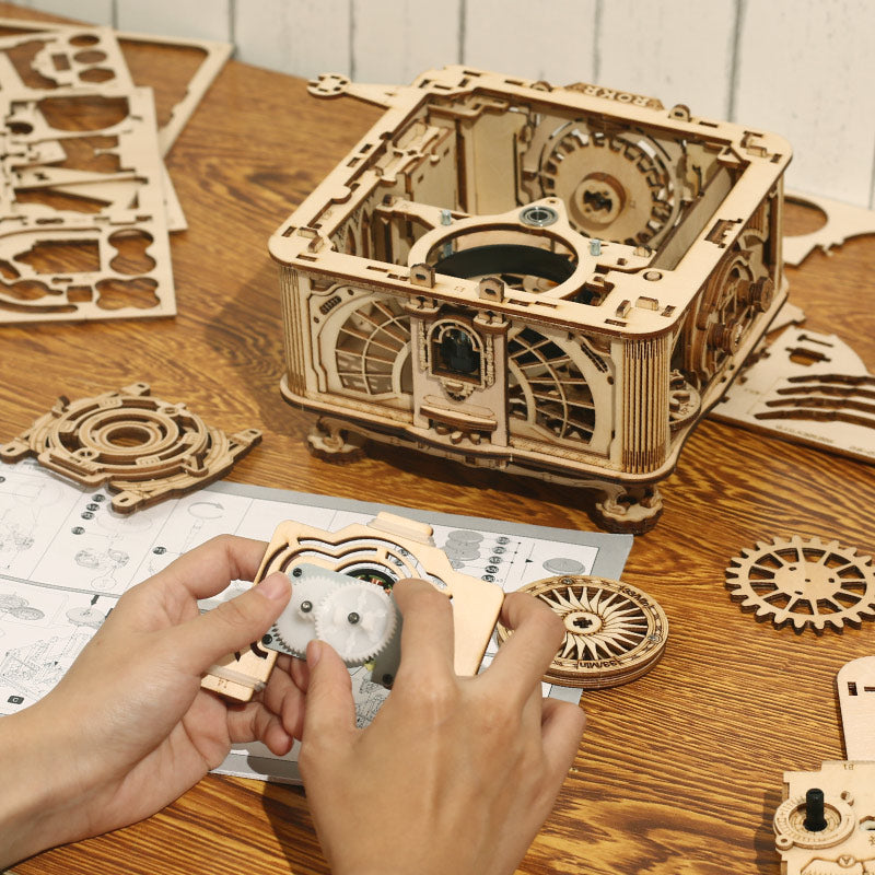 Mano montando la base ornamentada de madera — LKB01